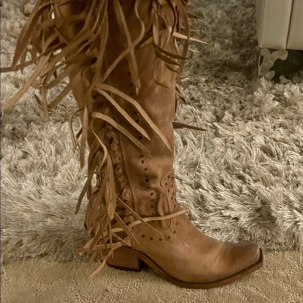 Knee high tan leather boots/fringe. Side zip. gently used. Size 6.5 more like 7